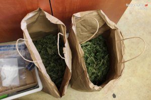dwie papierowe torby z marihuaną