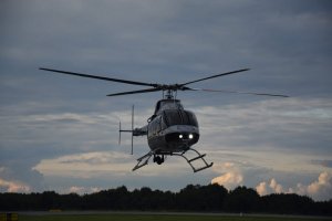 Śmigłowiec Bell 407GXi w powietrzu - widok z przodu.