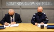 Gen. insp. Jarosław Szymczyk, p.o. Głównego Inspektora Ochrony Środowiska Marek Chibowski podpisują porozumienie