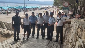 grupa umundurowanych funkcjonariuszy Policji polskich oraz bułgarskich stojących na terenie plaży