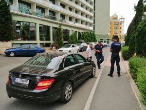 dwuosobowy mieszany patrol policyjny polsko – bułgarski, podczas wykonywania czynności służbowych na drodze