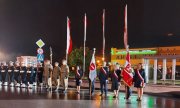uroczystości obchodów wybuchu II Wojny Światowej w Wieluniu na placu Legionów stoją sztandary oraz pododdziały wojska&quot;&gt;