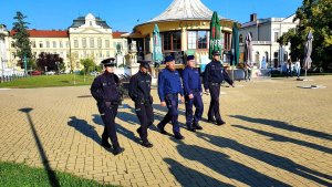 pięcioosobowy patrol umundurowanych policjantów polskich i czeskich na tle starówki&quot;