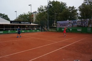 mecz tenisa ziemnego podczas Charytatywnego Turnieju Tenisa Ziemnego Par Deblowych na rzecz Fundacji Pomocy Wdowom i Sierotom po Poległych Policjantach