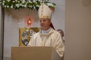biskup polowy wojska polskiego podczas mszy świętej przemawia do zebranych