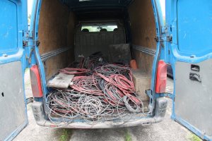 Skrzynia ładunkowa pojazdu wypełniona pozwijanymi kablami.