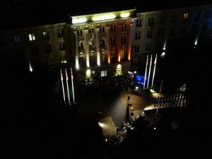widok z drona w porze wieczornej oświetlonego gmachu Komendy Głównej Policji w Warszawie