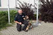 policyjny pies wraz ze swoim przewodnikiem