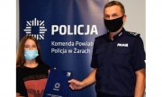 Dziewczynka z Komendantem Powiatowym Policji w Żarach.