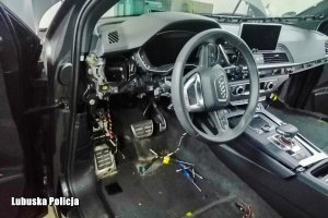 Wnętrze odzyskanego po kradzieży samochodu