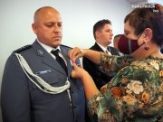Policjant podczas ceremonii nadania odznaki.