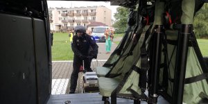 pilot pcha wózek z sercem do przeszczepu - widok z wnętrza policyjnego Black Hawka