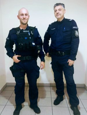 dwaj umundurowani policjanci