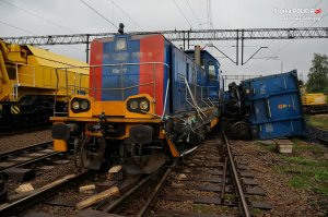 Uszkodzona lokomotywa oraz przewrócony wagon