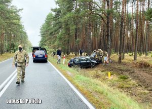 Rozbite auto w rowie przy leśnej drodze, dookoła niego pomagający kontrterroryści oraz dwa inne auta zatrzymane na jezdni