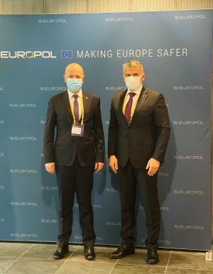 Komendant Główny Policji gen. insp. Jarosław Szymczyk i Sekretarz Generalny Interpolu, Pan Jurgen Stock stoją obok siebie i pozują do zdjęcia. W tle widać ściankę z napisami: Europol i Making Europe safer.&quot;&gt;