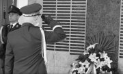 Komendant Główny Policji Generał inspektor Jarosław Szymczyk oddaje hołd przed tablicą poległych policjantów