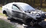 zniszczony samochód stojący w lesie