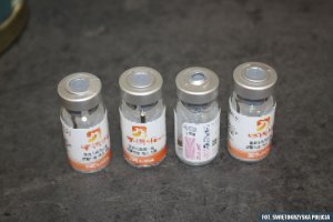 cztery zabezpieczone szklane buteleczki z nielegalną substancją