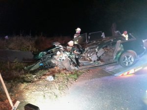 rozbity samochód na miejscu wypadku drogowego