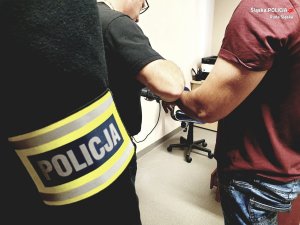 policjant, zatrzymany, pomieszczenie technika kryminalistyki