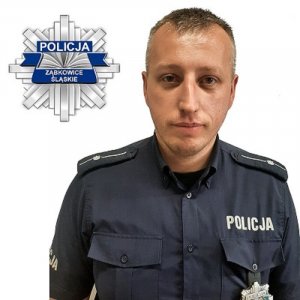 młodszy aspirant Krzysztof Krowicki, w lewym górnym rogu gwiazda policyjna z napisem Policja Ząbkowice Śląskie