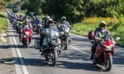 duża grupa motocyklistów jedzie drogą na motocyklach