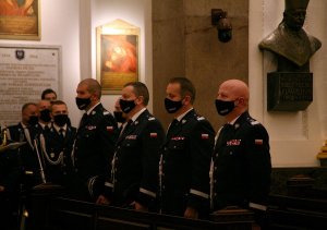 duchowieństwo i umundurowani policjanci w kościele na Mszy Świętej