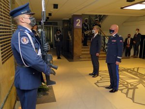 Szef Polskiej Policji oraz Dyrektor FBI oddali hołd policjantom poległym na służbie oraz złożyli pamiątkowy wieniec przed tablicą epitafijną w Komendzie Głównej Policji