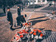 Na zdjęciu troje uczniów w poczcie honorowy podczas składania kwiatów na Grobie Policjanta Polskiego podczas oddawania hołdu ludziom, którzy poświęcili życie dla dobra Ojczyzny