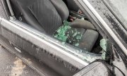 uszkodzony samochód, wybita boczna szyba, kawałki szkła leżą na fotelu pasażera