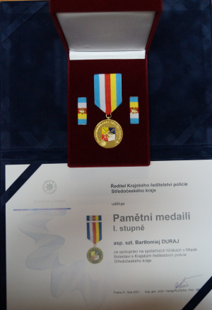 Fotografia odznaczenia czeskiej policji wraz z dyplomem