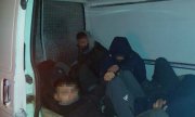 nielegalni imigranci siedzący we wnętrzu busa