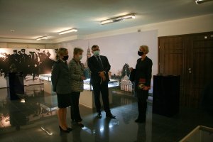 policjantka, dwie inne kobiety i dwie kobiety i  dyrektor Ośrodka Rozwoju Edukacji podczas oglądania wystawy stoją w pomieszczeniu muzeum Policji, w tle gabloty i grafiki na  ścianach