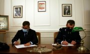 dyrektor Biura Edukacji historycznej - muzeum Policji i dyrektor Ośrodka Rozwoju Edukacji siedzą przy stole podpisując porozumienie