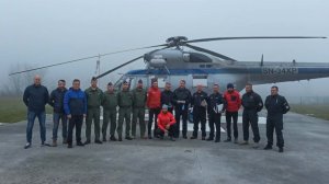 Wspólne zdjęcie lotników policyjnych, wojskowych oraz ratowników TOPR