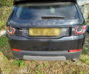 Czarny Land Rover Discovery Sport wodok z tyłu