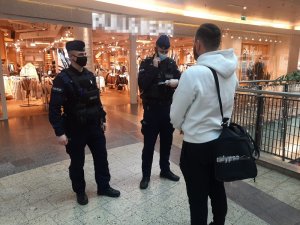 dwaj policjanci kontrolują mężczyznę