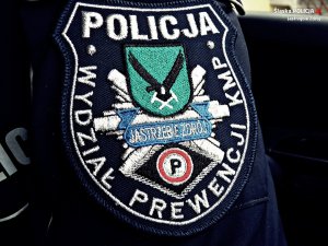 Zdjęcie przedstawiające naszywkę na mundurze policjanta