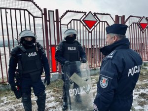 zastępca komendanta wojewódzkiego w Łodzi rozmawia z dwoma policjantami z oddziału prewencji