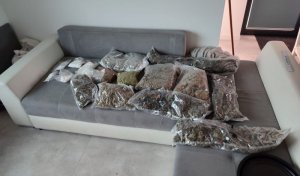 Narkotyki zabezpieczone przez policjantów leżą na kanapie w foliowych workach