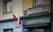 Zbliżenie na napis POLICJA w budynku Komisariatu Policji w Łaziskach Górnych