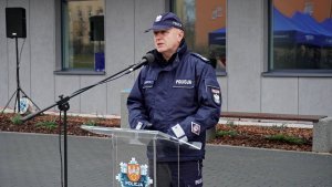 Komendant Główny Policji stoi za pulpitem z mikrofonem