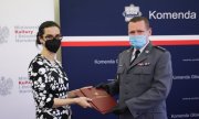 Policjant przyjmuje gratulacje od dyrektor Departamentu Ochrony Zabytków dr hab. Katarzyny Zalasińskiej, fot. Danuta Matloch