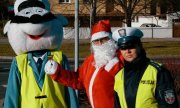 policjantka, Święty Mikołaj i maskotka policyjna