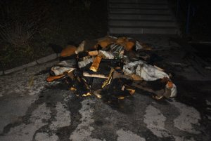 spalone rzeczy leżą na chodniku przed klatką wejściową