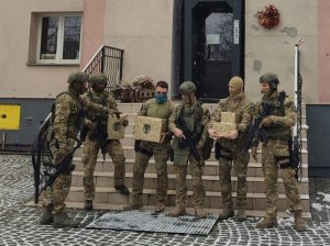 opolscy kontrterroryści z prezentami dla dzieci przed budynkiem