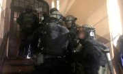 policjanci kontrterroryści stoją na schodach