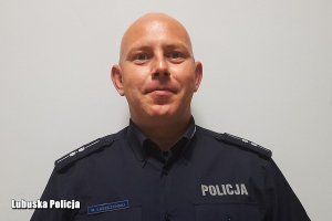 umundurowany policjant pozujący do zdjęcia - dzielnicowy aspirat Marek Łaszczyński