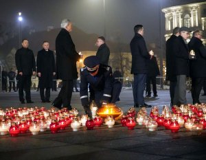 Komendant Główny Policji zapala Światło Wolności na Pl. Piłsudskiego w Warszawie w hołdzie ofiarom stanu wojennego w 40. rocznicę wprowadzenia stanu wojennego